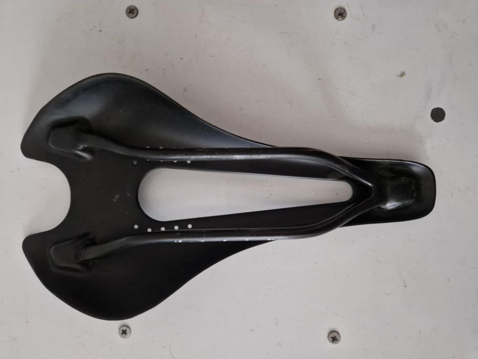 Siodełko karbonowe 82g