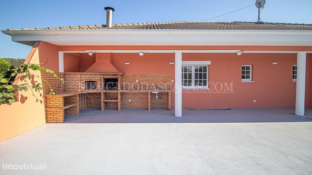 Térrea, com terraço, jardim, aproveitamento de sótão e uma garagem...