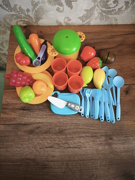 Набір посуду і 2 набори фруктів