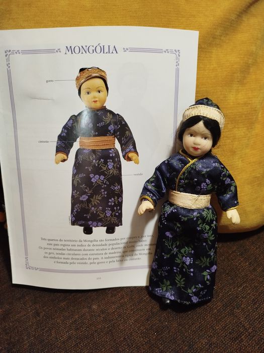 Vendo bonecas em porcelana com 22cm de altura
