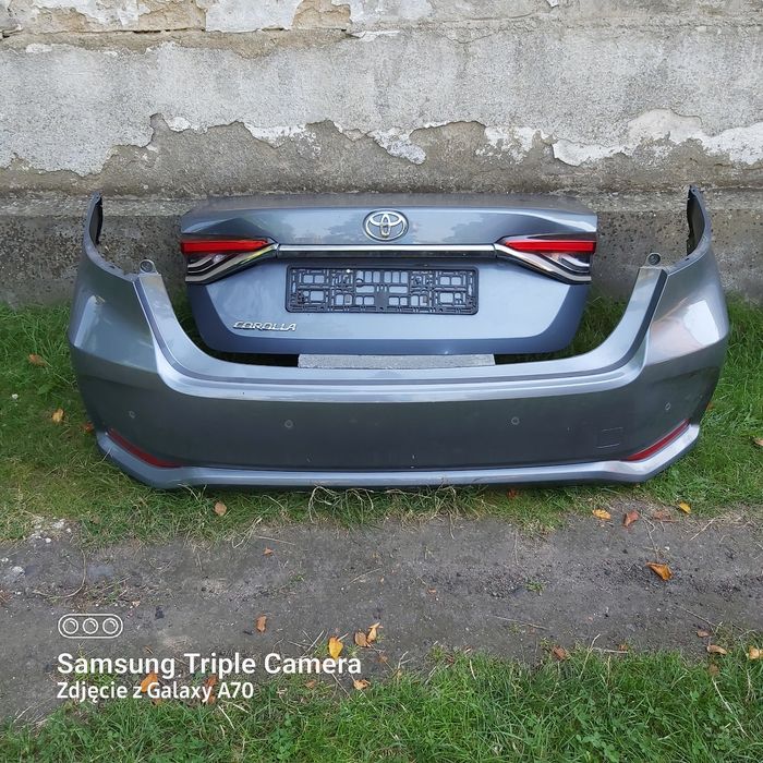 Toyota Corolla E21 sedan klapa tylna Kolor 1K3 oryginał
