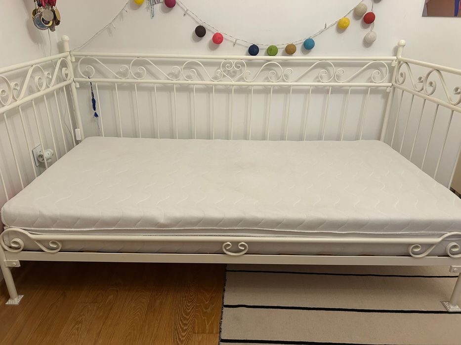 Łóżko metalowe biale