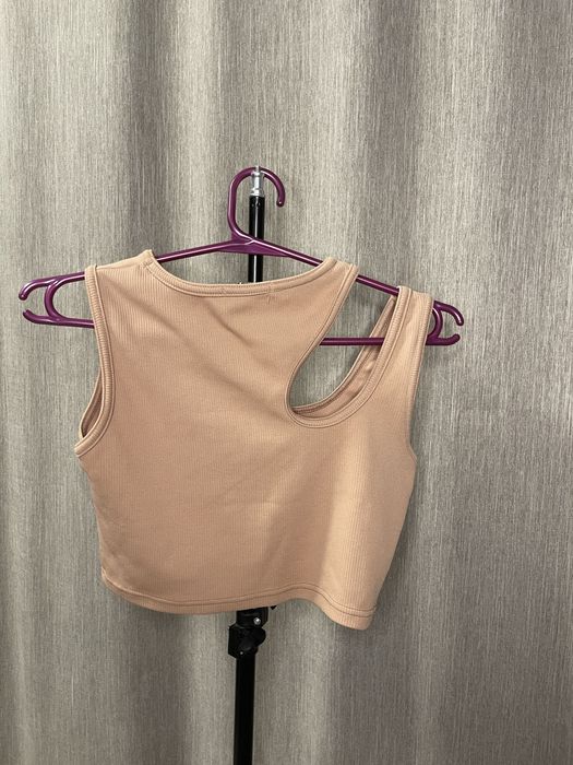 Топ бежевого кольору