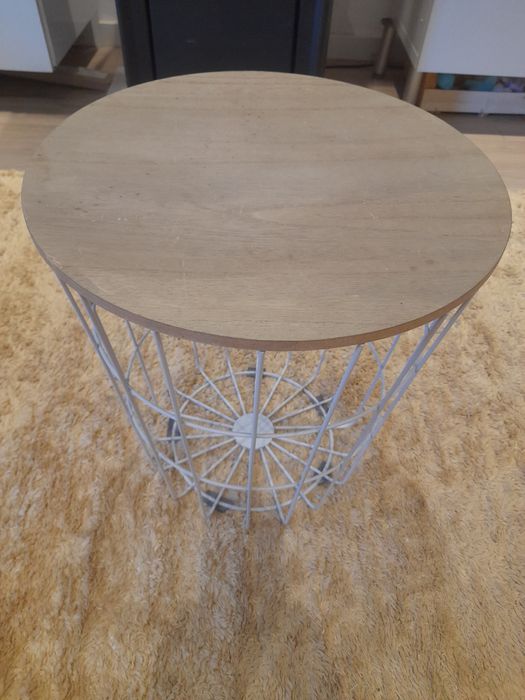 Mesa de apoio redonda  com tampo de madeira do Ikea.
