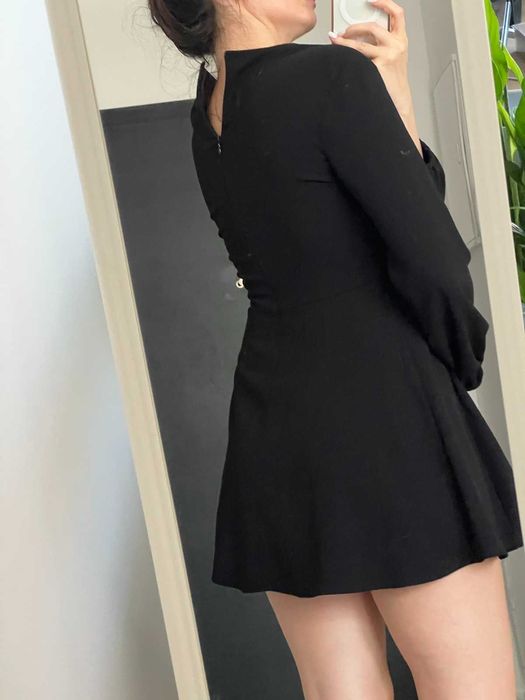 Черное платье мини с рукавом