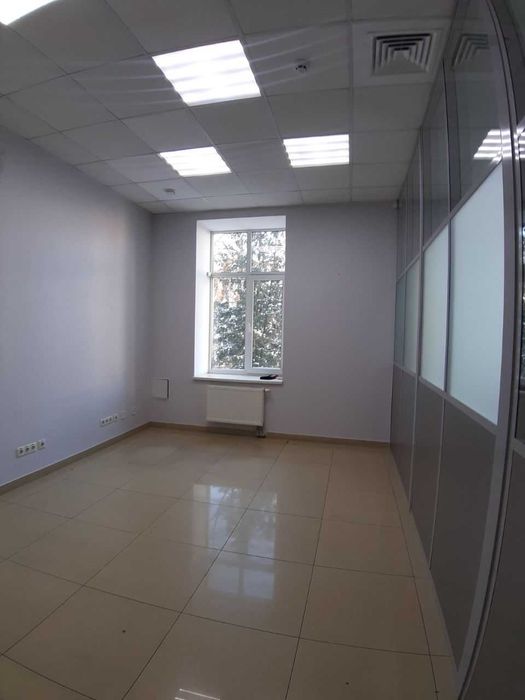 Оренда будівлі з прилеглою територією в центрі,  1100 м2 (БЕЗ КОМІСІЇ)