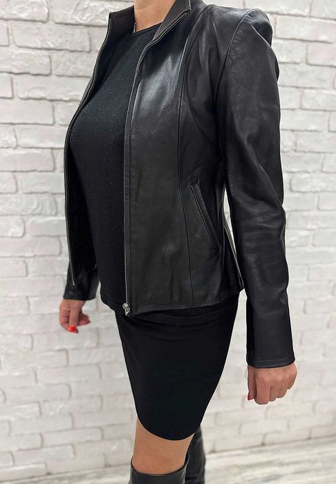 Шкiряна куртка. Чорного кольору.