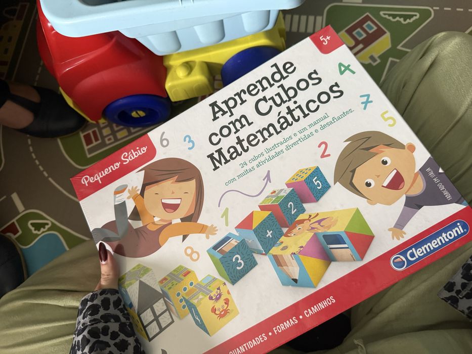 Jogo Educativo “Aprende com Cubos Matemáticos”