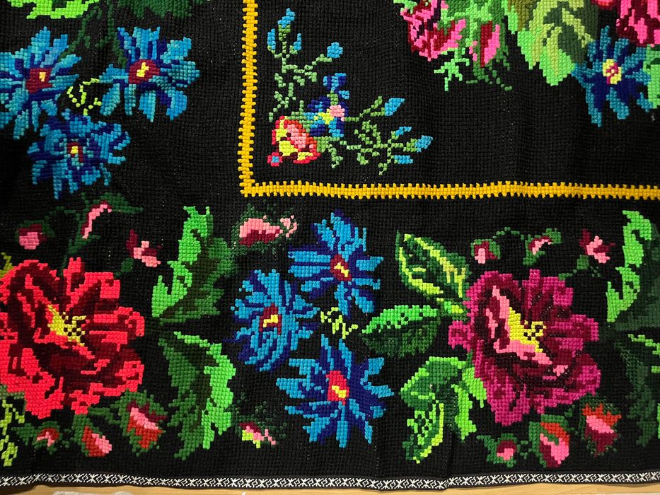 Килим ручної роботи ( вишитий)