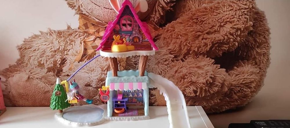 Zimowa chatka enchantimals z lalką i zwierzątkiem