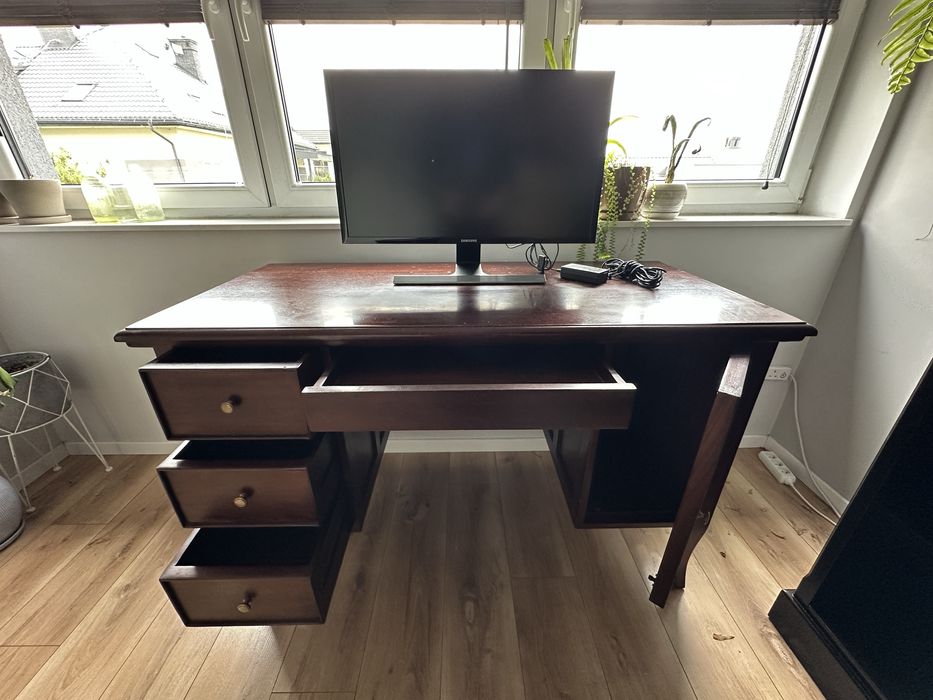 Piekne biurko z drewna machoniowego 130x60