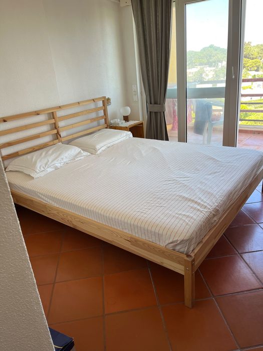 Cama de casal em Pinho natural em ótimo estado com colchão e 2 mesas de cabeceira