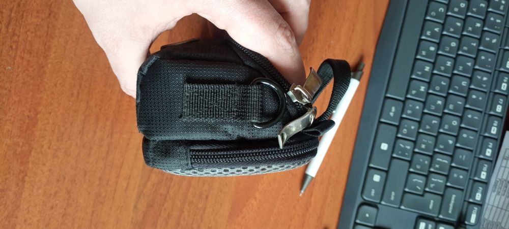 Небольшой кофр с двумя отделами для фотоаппарата.