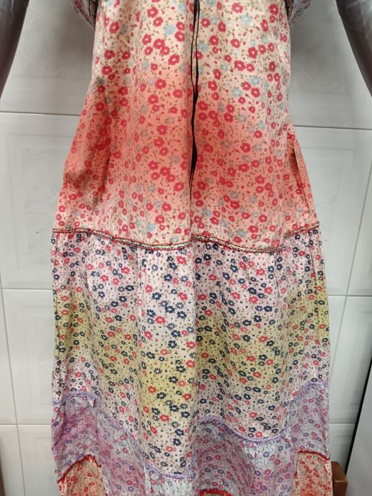 Vestido de senhora
O tamanho corresponde a um Menhora