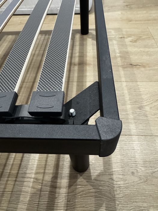 Vendo 2 Camas de solteiro completas, colchão e estrado