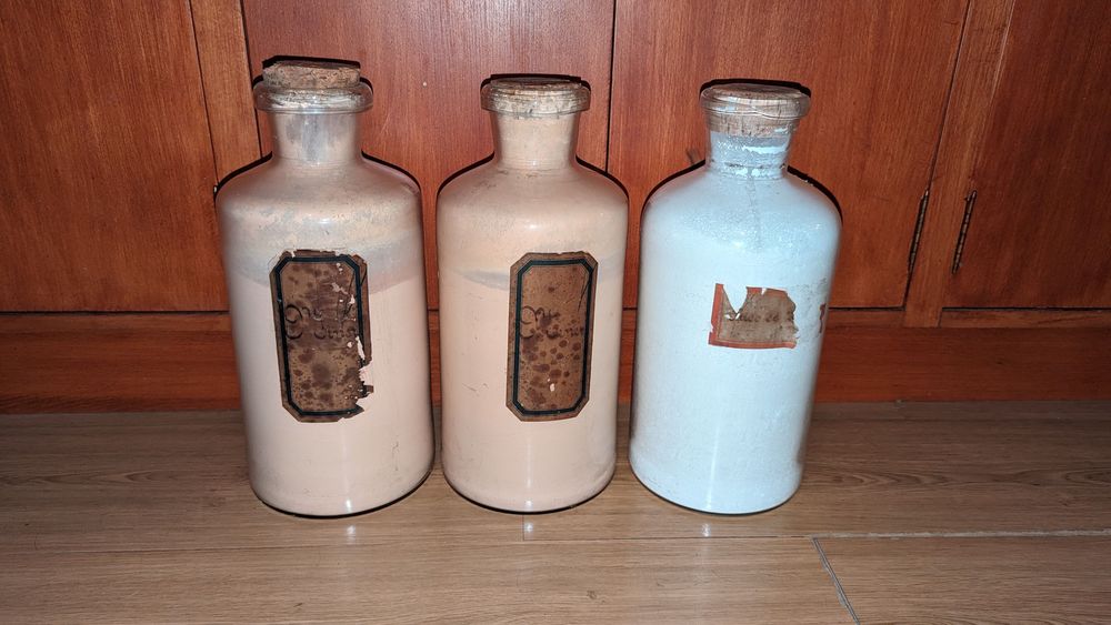 Frascos de pó de arroz e talco antigos