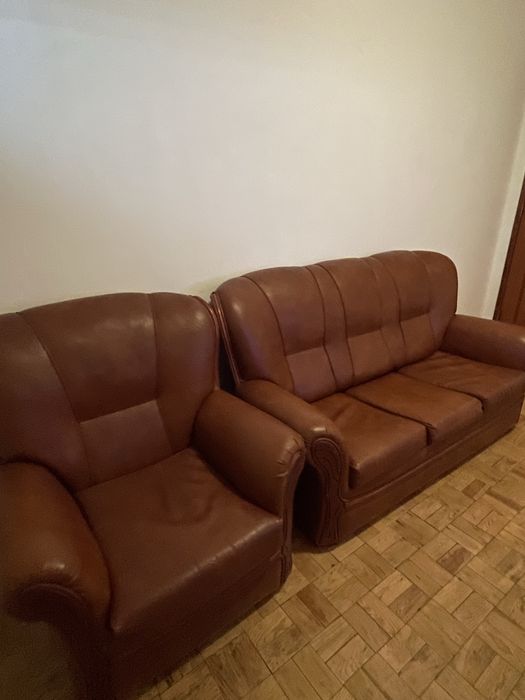 Conjunto de Sofás em Pele Castanha (Sofá 3 Lugares + Poltrona) – Excelente Estado