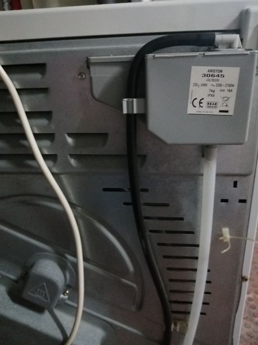 Secadora de roupa 7Kg, marca Ariston. De condensação, depósito 5litros