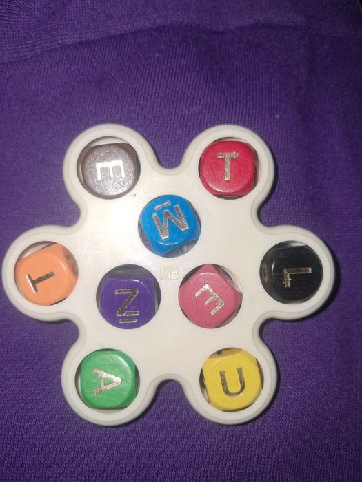 Это винтажная игра-головоломка от Milton Bradley под названием Play on Wordz.