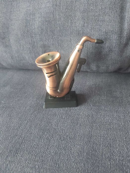 Isqueiro colecionavel no formato de saxofone