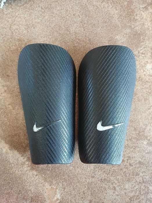 Ochraniacze Nike dla 4 - 5 latka