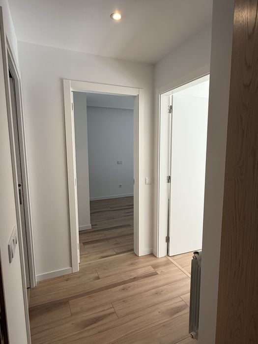 T2 contemporâneo com garagem box, varandas e excelente luminosidade — Santa Clara, Leiria 1.150 €/mês