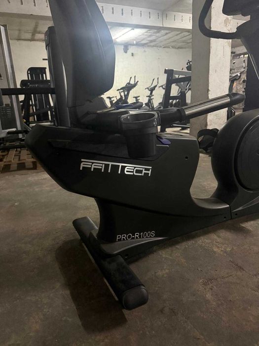 Bicicleta reclinada com TV