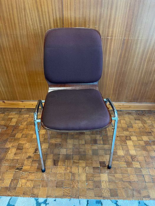 Cadeira em tecido castanho