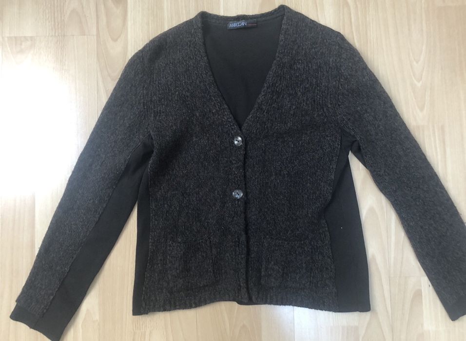 Marc Cain. Brązowy kardigan o ciekawym kroju.