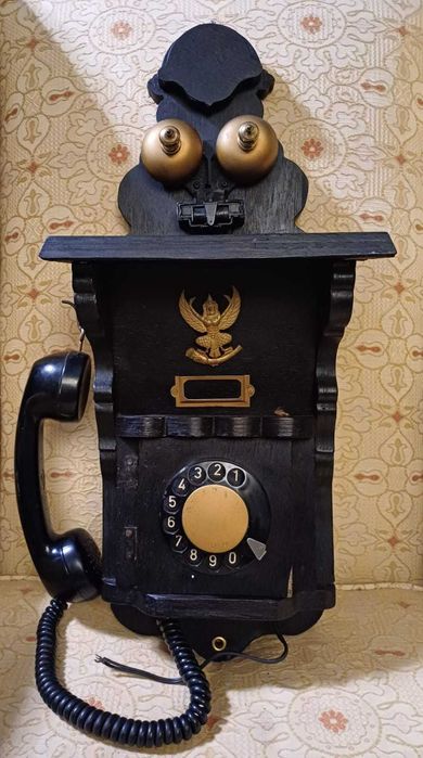 Telefone antigo de parede