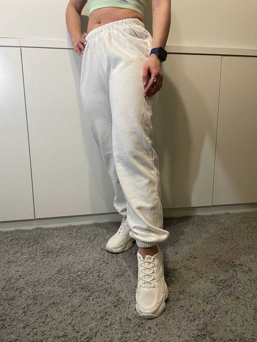 Білі штани джоггери на флісі Boohoo