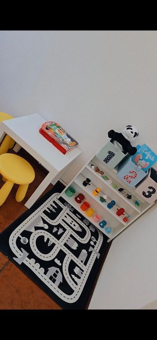 Mesa e prateleira infantil.