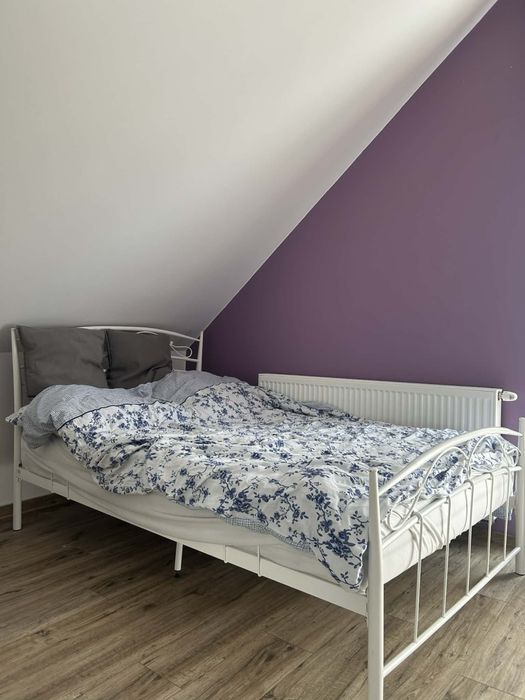 Łóżko z materacem