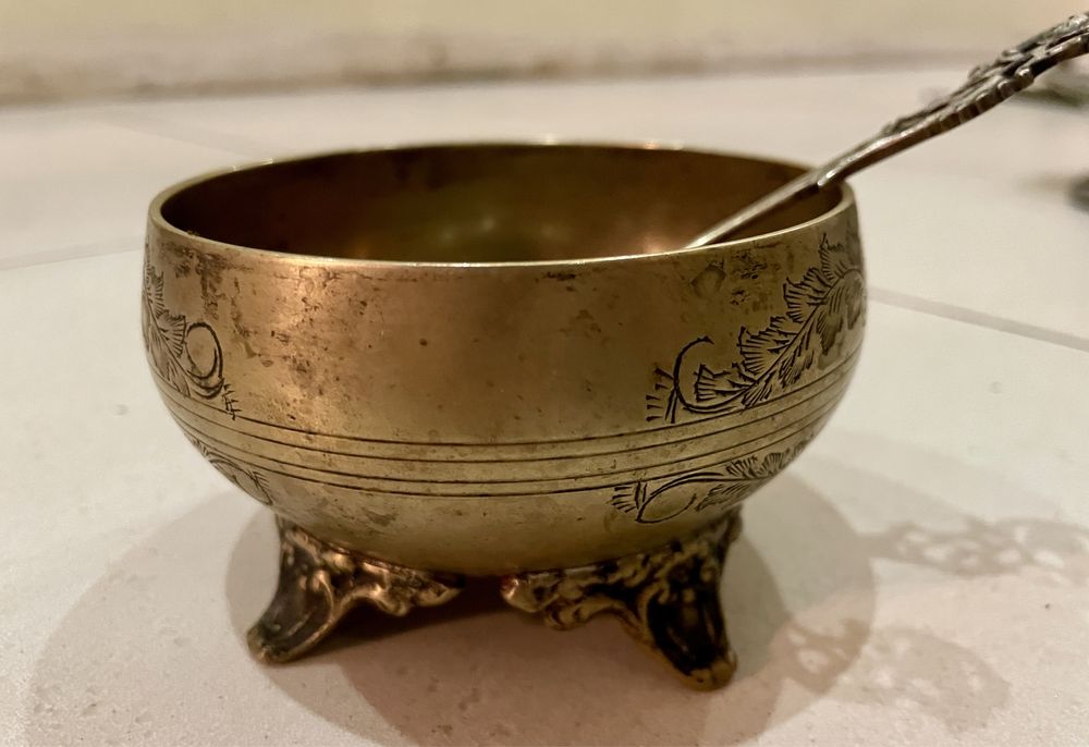 Cukiernica z mosiądzu paterowana Indie z łyżeczką