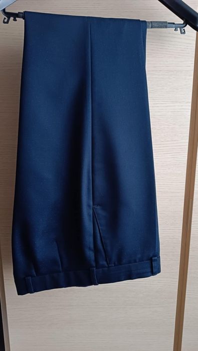 Sprzedam granatowy garnitur