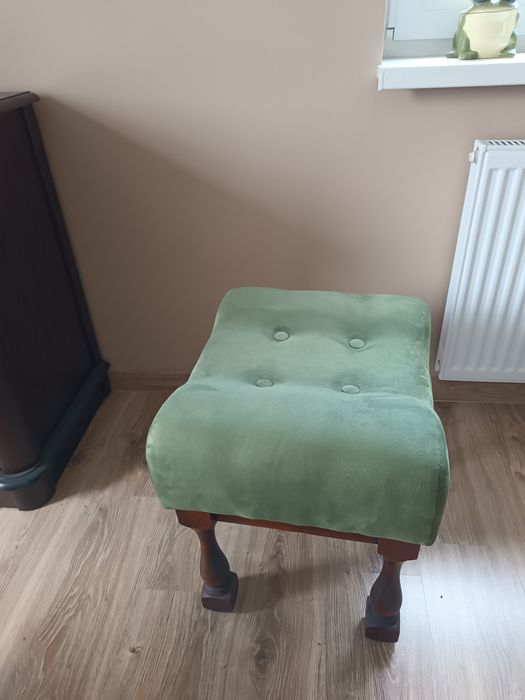 Szafa przesuwna, puf zielony