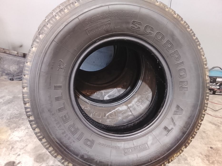 Pneus 235-85-16 .