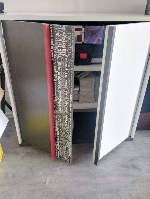 Komody z półkami i szufladami