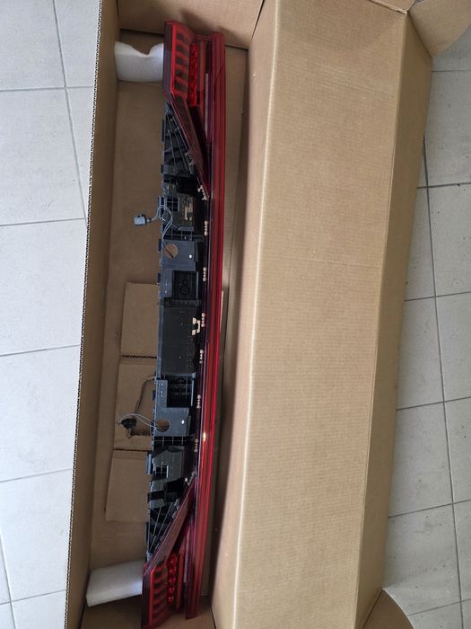 Фара задня, центральна, матрична  AUDI  Q8, SQ8, RSQ8. США