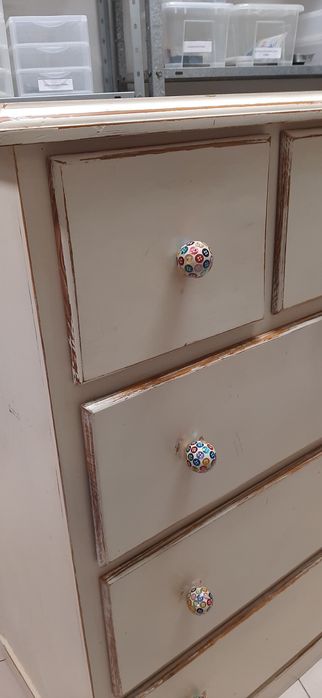 Cómoda madeira com pintura decorativa