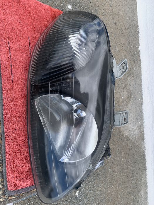 Farol dianteiro direito com fundo negro