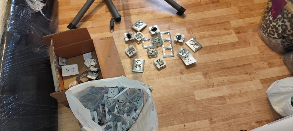 Gniazdka elektryczne ramki włączniki światła