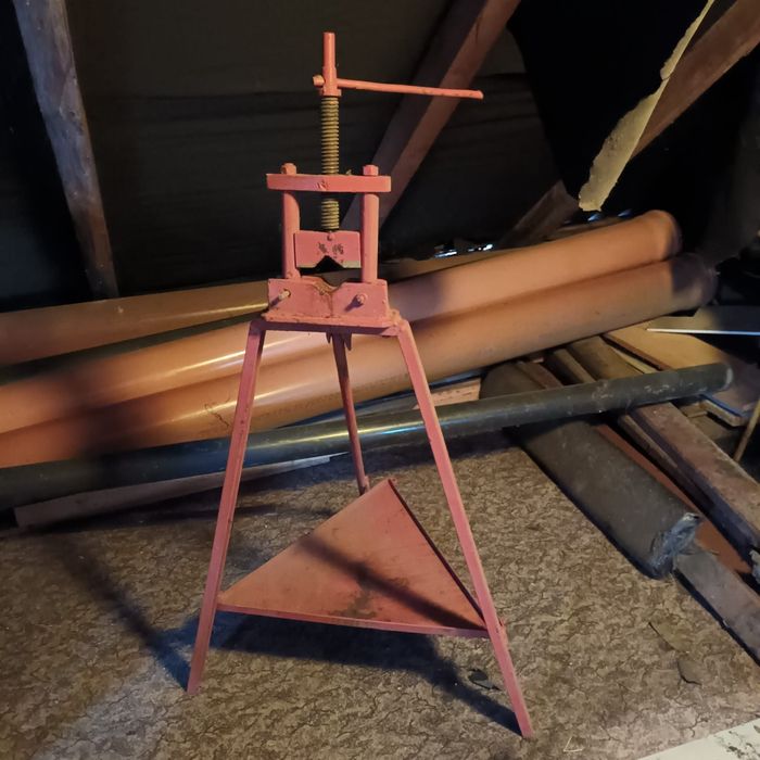 Stojak do gwintowania rur