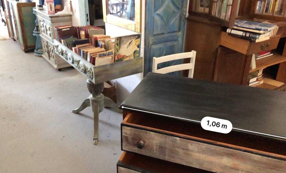 Cómoda em madeira e pintrura manual, decapé, muito bom estado.