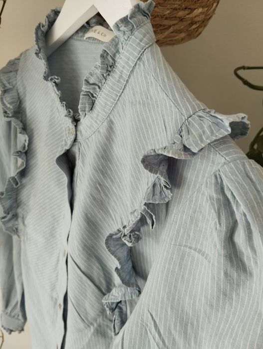 Wiosenna koszula, lekko taliowana, błękitna w prążki, falbanki, bawełn