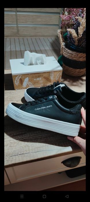 Sneakersy CK na grubej podeszwie z brokatem 39
