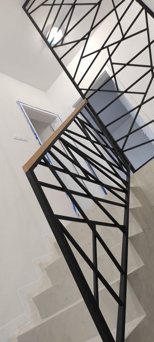 Balustrady wewnętrzne oraz zewnętrzne.