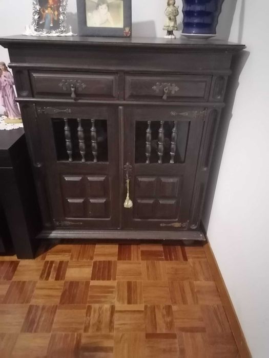 Movel em madeira castanha