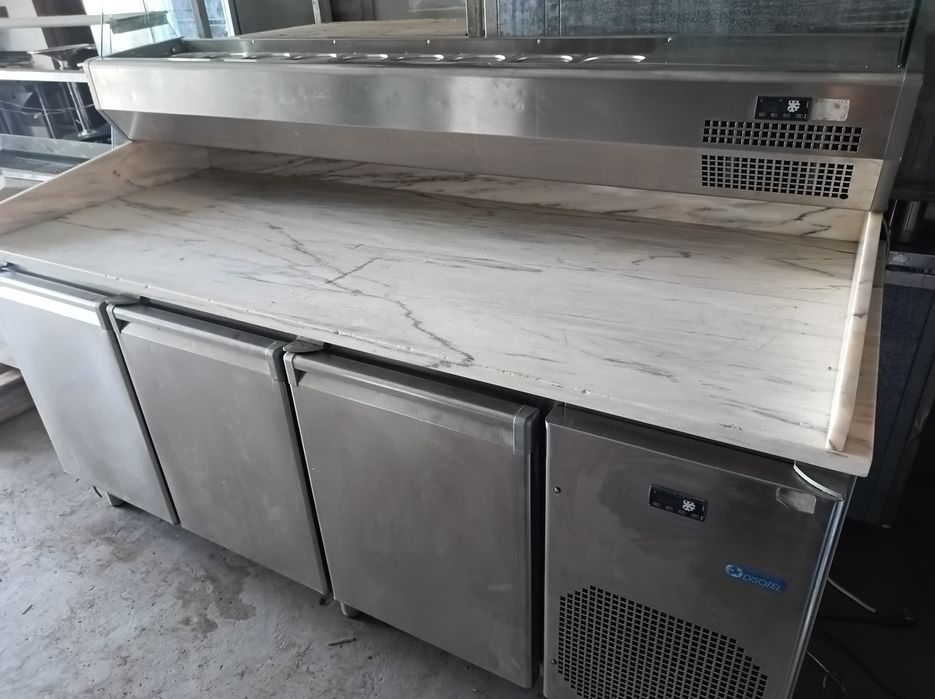 Bancada de pizza com covetes