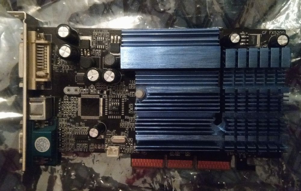 Placas gráficas GeForce FX5200 e FX560064740591252099123